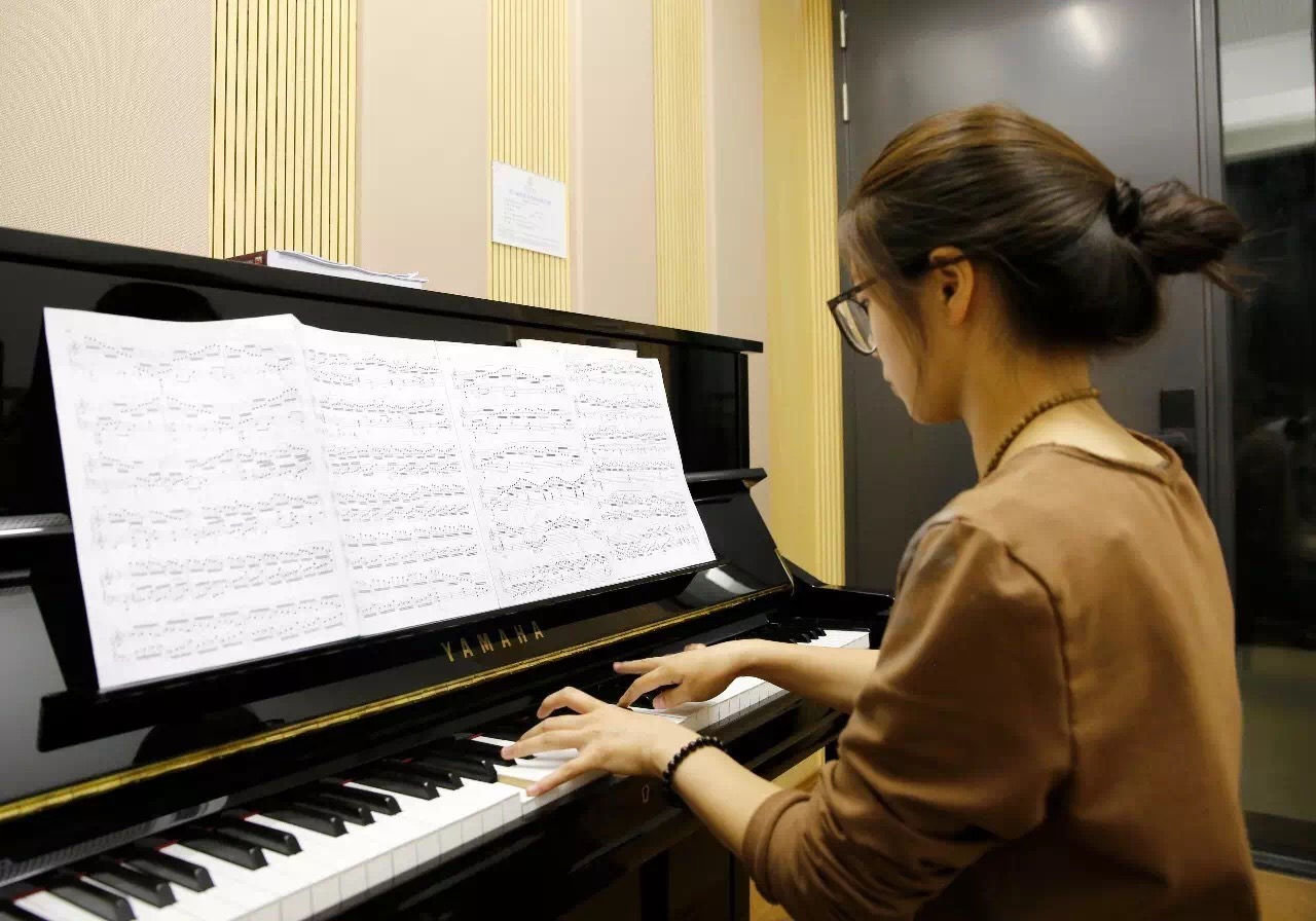 他每天都会坚持在琴房练琴6个小时,即使课程繁重,他也未曾减少过练琴